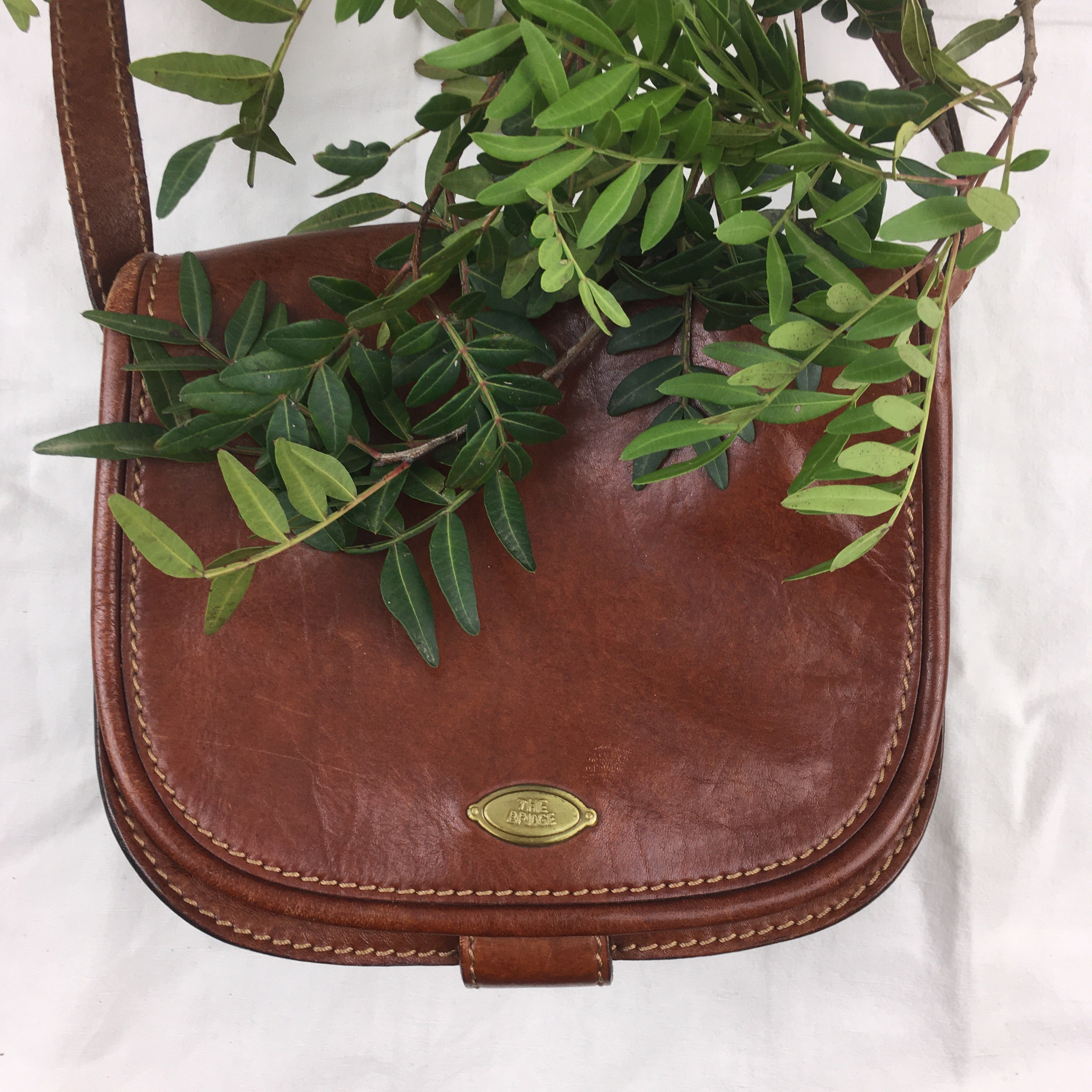 tasche braun mit pflanzen davor