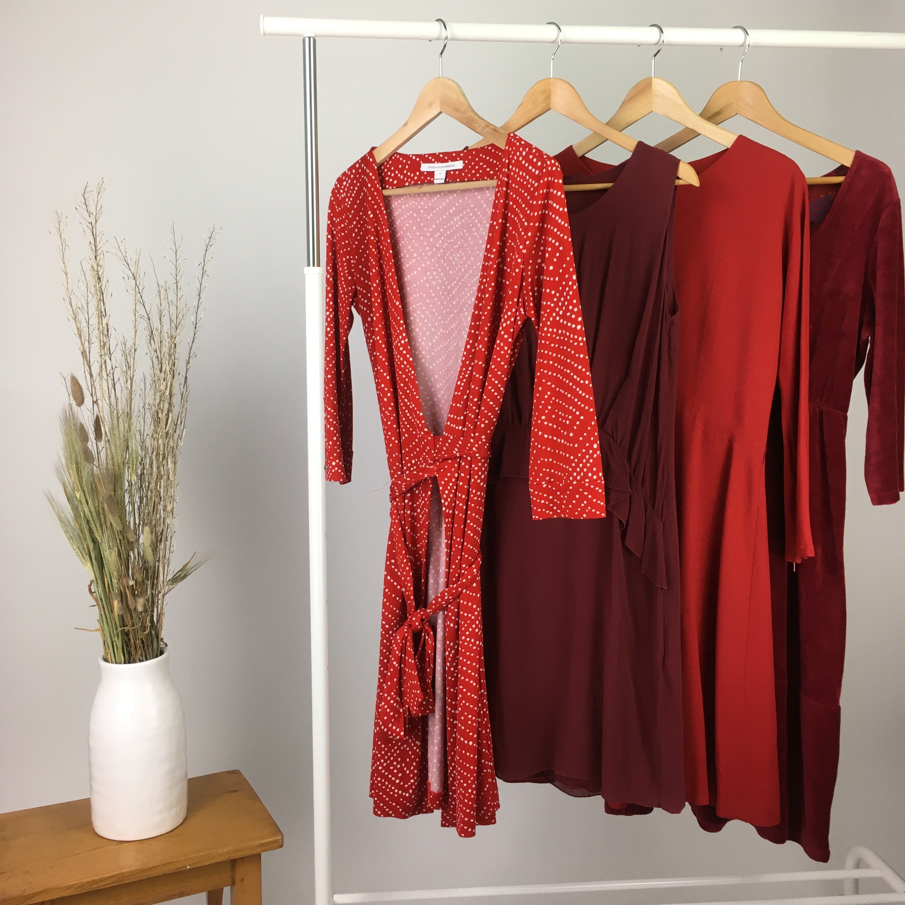 rote Kleider auf einer Kleiderstange