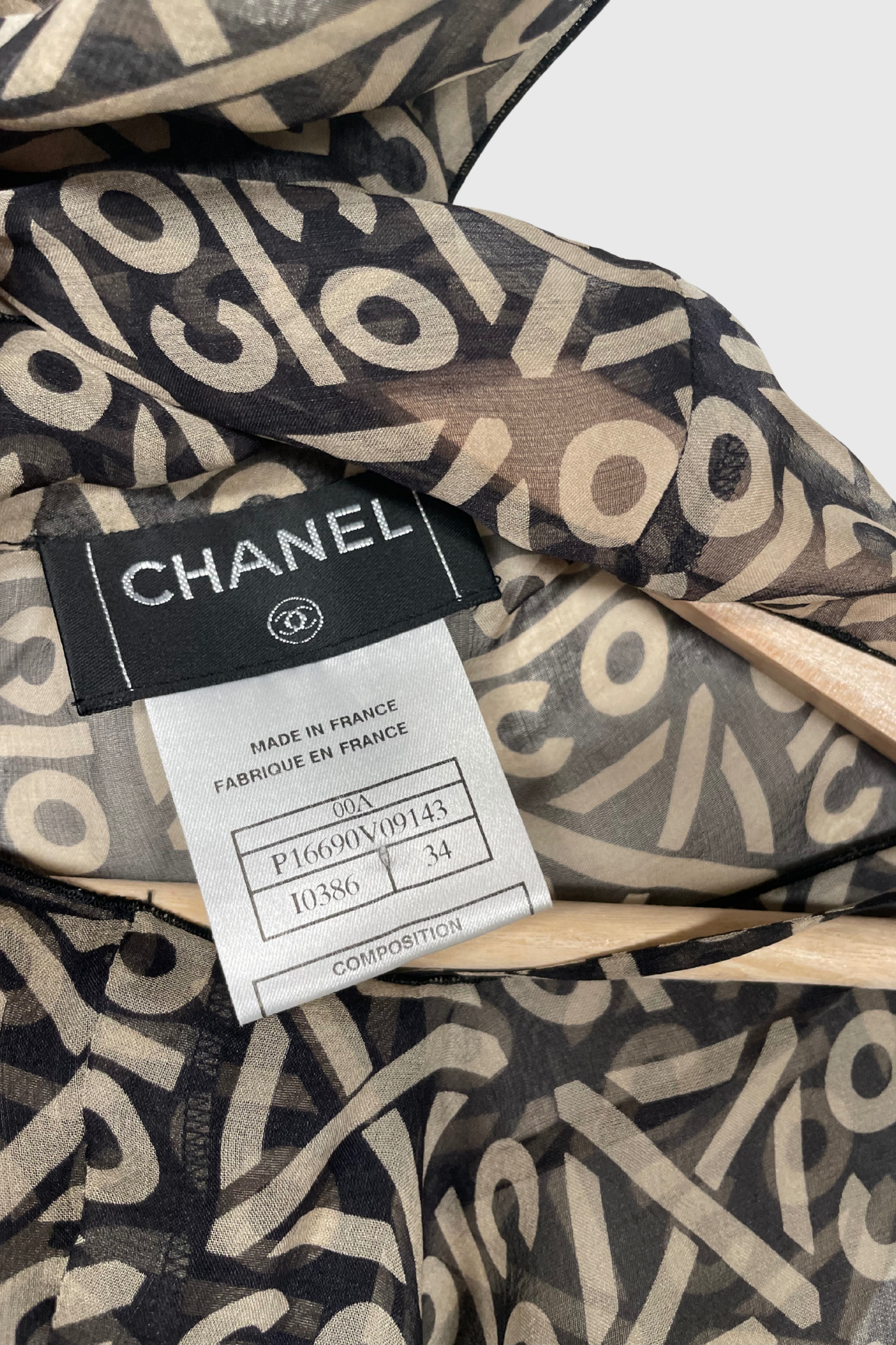 CHANEL Logo Seidentop | 32