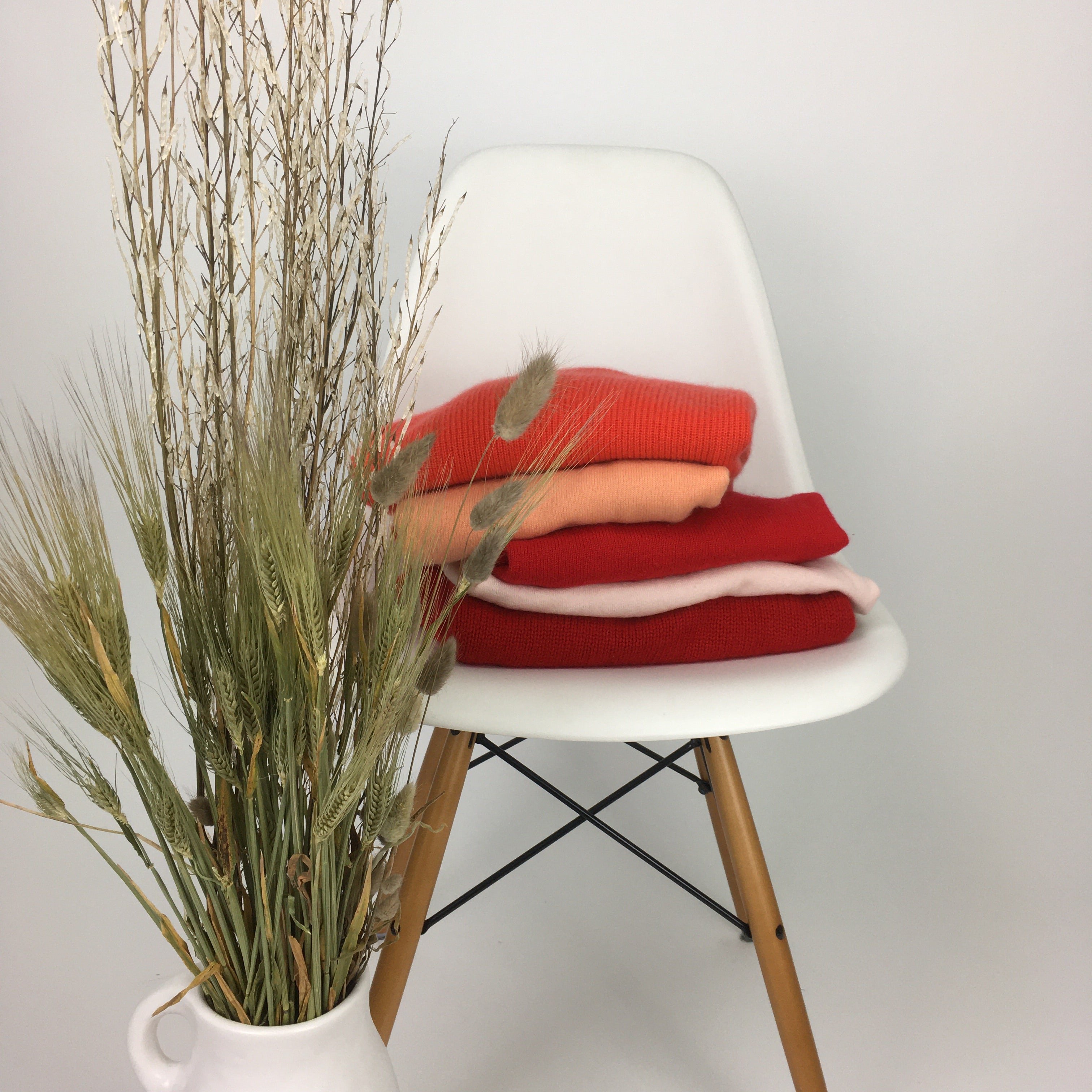 Pullover gefaltet auf einem Eames Chair
